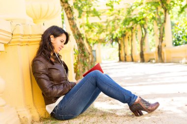 Kitap okuyan genç bir kadın.