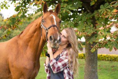 Bir atı ile genç güzel kadın