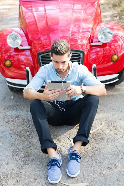 Junger Mann rastet am Auto aus — Stockfoto