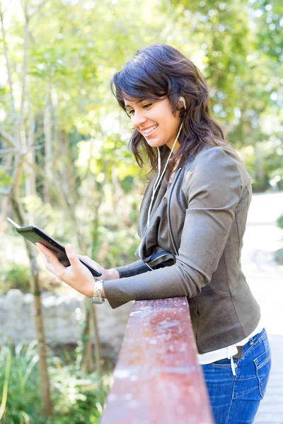 Jeune femme relaxante au parc — Photo