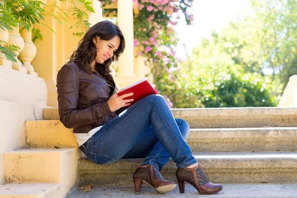 Jovem mulher lendo um livro — Fotografia de Stock