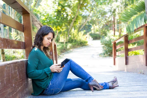 Jovem mulher relaxante no parque — Fotografia de Stock