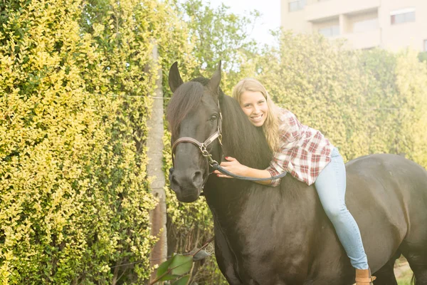 Jovem mulher bonita com um cavalo — Fotografia de Stock