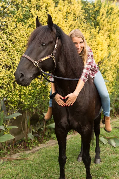 Jovem mulher bonita com um cavalo — Fotografia de Stock