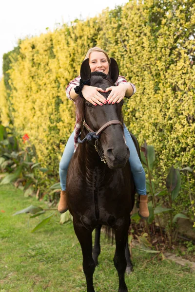 Bir atı ile genç güzel kadın — Stok fotoğraf