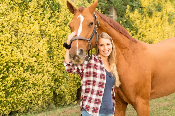 Jovem mulher bonita com um cavalo — Fotografia de Stock