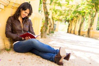 Kitap okuyan genç bir kadın.