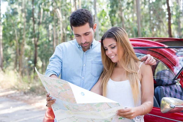 Young couple on roadtrip — Stock Photo, Image