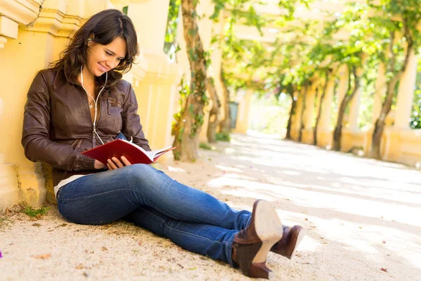 Mujer joven leyendo un libro — Foto de Stock