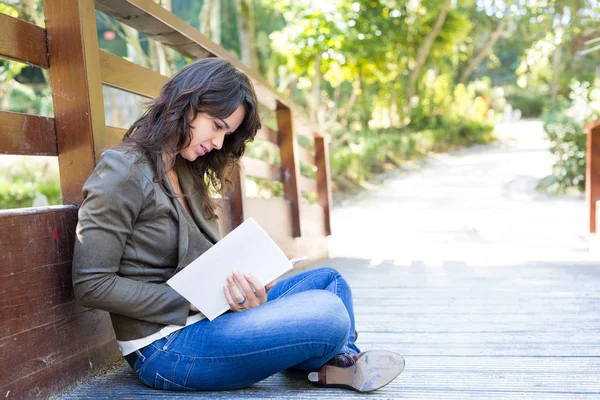Fiatal nő olvas egy könyvet — Stock Fotó