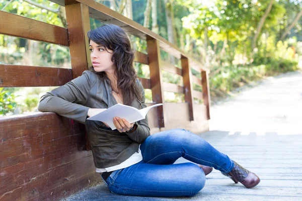 Νεαρή γυναίκα που διαβάζει ένα βιβλίο — Φωτογραφία Αρχείου