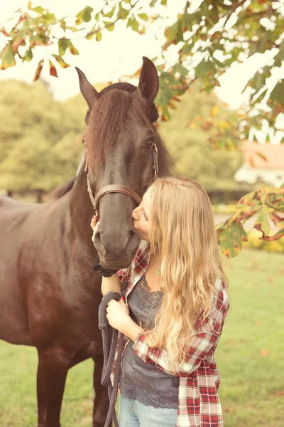 말과 함께 젊은 아름 다운 여자 — 스톡 사진
