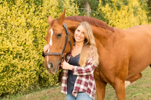 Młoda piękna kobieta z koniem — Zdjęcie stockowe