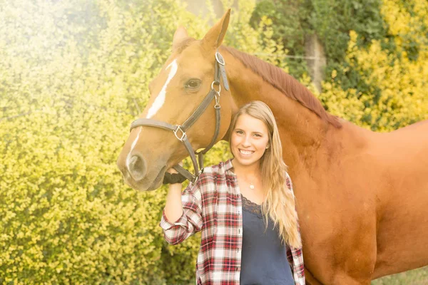 Jovem mulher bonita com um cavalo — Fotografia de Stock