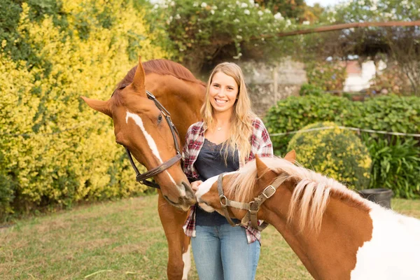 Junge schöne Frau mit Pferd — Stockfoto