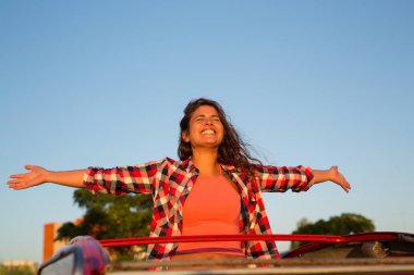 Kadın bir yolculuk üzerinde gidiş