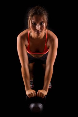 Egzersiz yapan güzel genç bir kadın