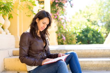 Kitap okuyan genç bir kadın.