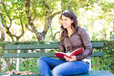 Kitap okuyan genç bir kadın.