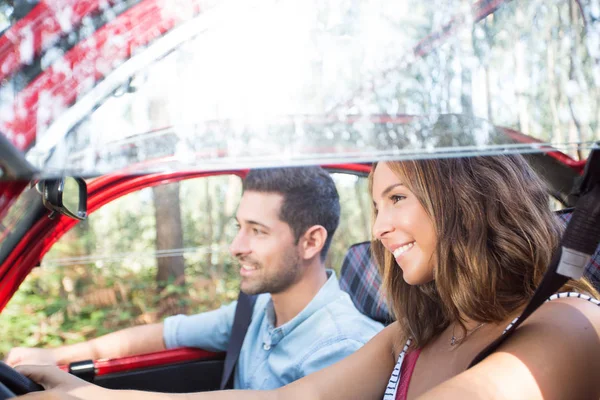 Young couple on roadtrip — Stock Photo, Image