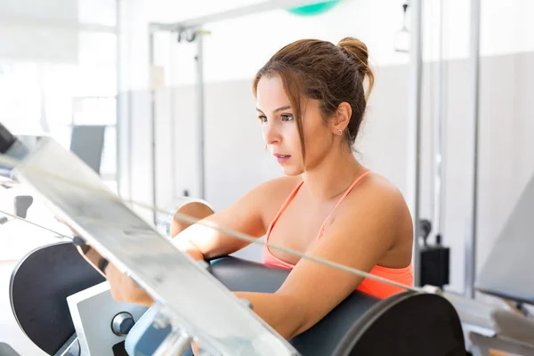 Mujer joven poniéndose en forma — Foto de Stock