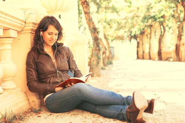 若い女性が本を読んで — ストック写真