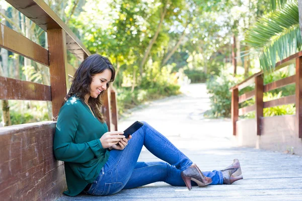 Jeune femme relaxante au parc — Photo