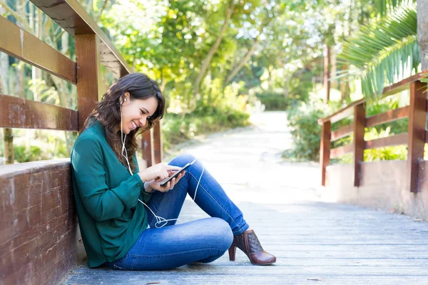 Jonge vrouw luisteren naar muziek — Stockfoto