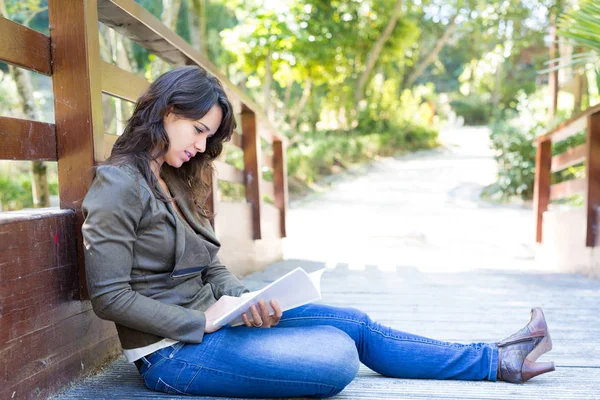 Νεαρή γυναίκα που διαβάζει ένα βιβλίο — Φωτογραφία Αρχείου