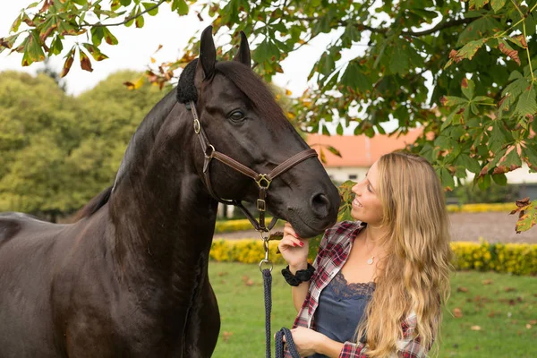 Jovem mulher bonita com um cavalo — Fotografia de Stock