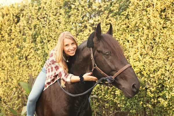 Junge schöne Frau mit Pferd — Stockfoto