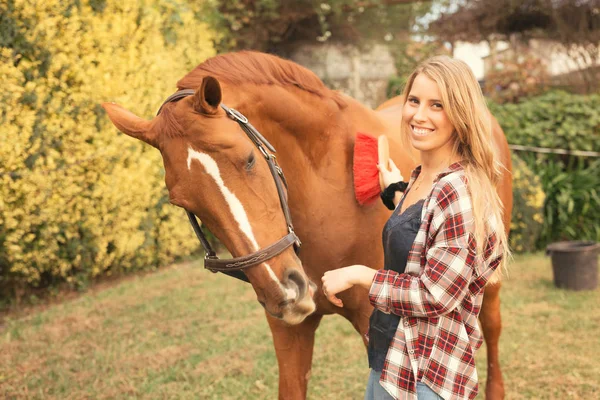 Jovem mulher bonita com um cavalo — Fotografia de Stock