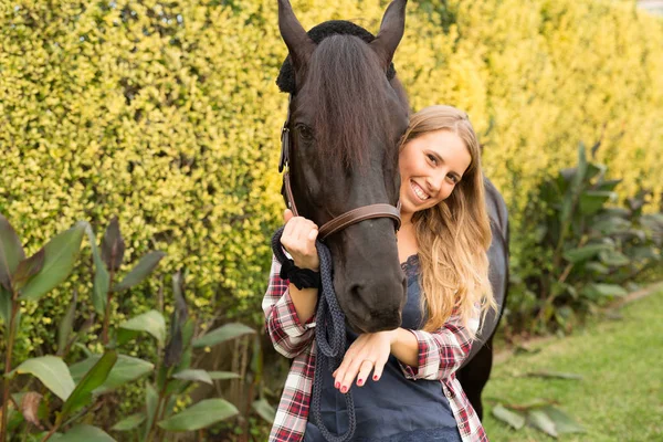 Mladá krásná žena s koněm — Stock fotografie