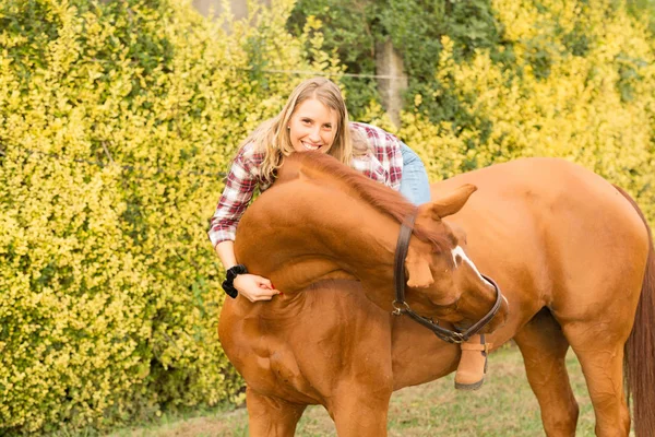 Young beautiful woman with a horse — Stock Photo, Image