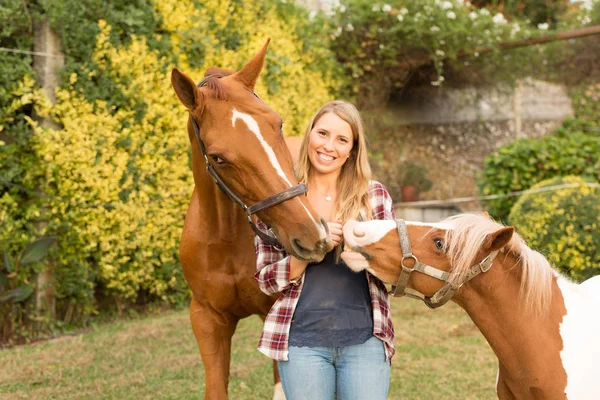 Mladá krásná žena se koňmi — Stock fotografie