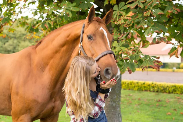 Joven hermosa mujer con un caballo — Foto de Stock