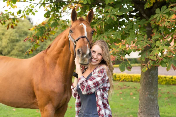 Jovem mulher bonita com um cavalo — Fotografia de Stock