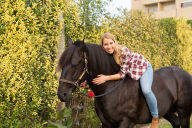 Bir atı ile genç güzel kadın