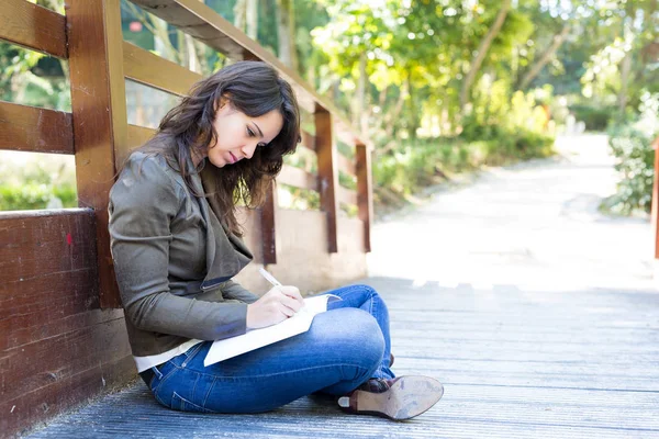 Jonge vrouw die een boek leest — Stockfoto