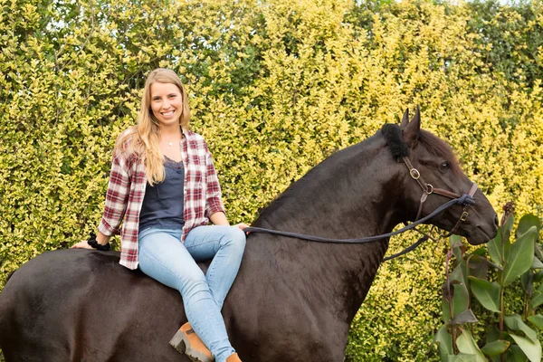 Jovem mulher bonita com um cavalo — Fotografia de Stock