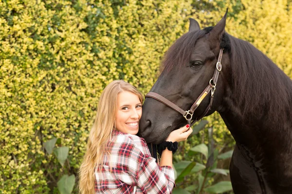 Jovem mulher bonita com um cavalo — Fotografia de Stock