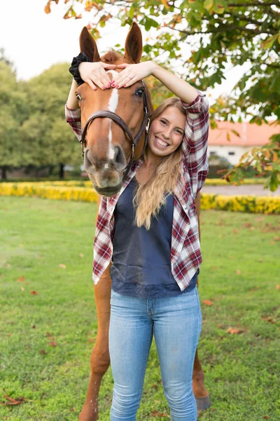 Fiatal gyönyörű nő, egy ló — Stock Fotó