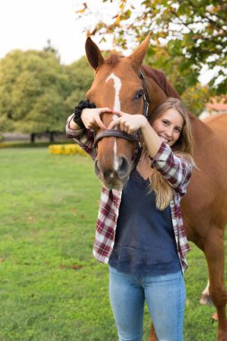 Bir atı ile genç güzel kadın