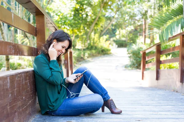 Mujer joven escuchando música — Foto de Stock