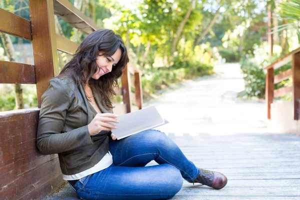책을 읽고 있는 젊은 여자 — 스톡 사진