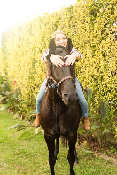 Jeune belle femme avec un cheval — Photo