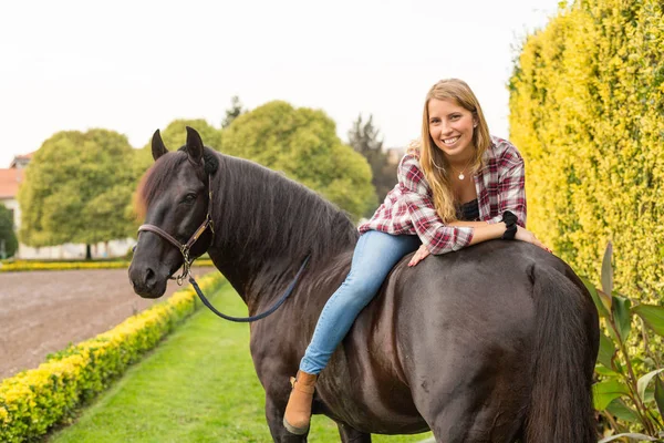 年轻美丽的女子和一匹马 — 图库照片