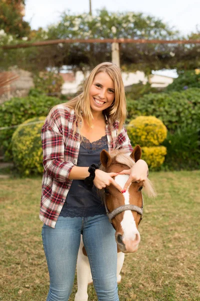 Jovem mulher bonita com um cavalo — Fotografia de Stock