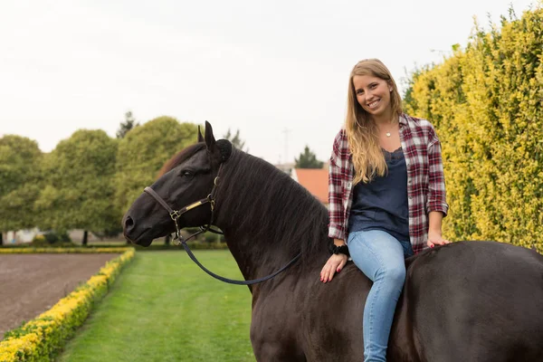 Młoda piękna kobieta na koniu — Zdjęcie stockowe