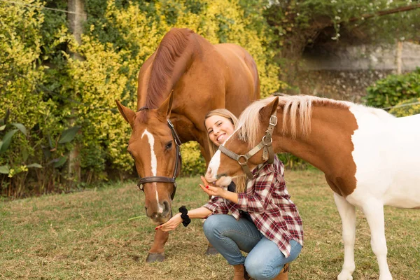 Jovem mulher bonita com cavalos — Fotografia de Stock